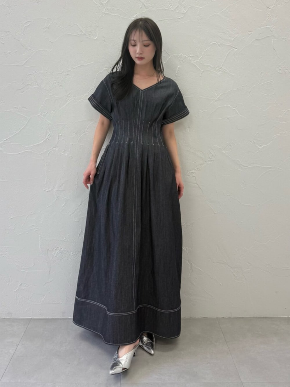 ブルー系のワンピース、シルバー系のパンプスを着用したレディースの春コーディネートの2枚目の写真