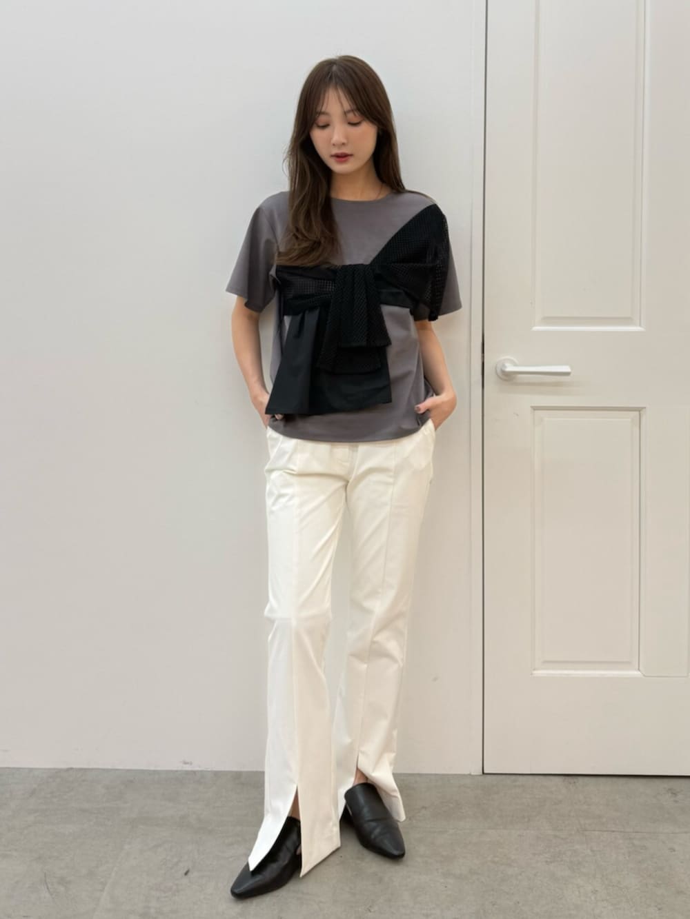 ホワイト系のその他パンツ、ブラック系のパンプス、グレー系のTシャツ/カットソーを着用したレディースの春コーディネートの2枚目の写真