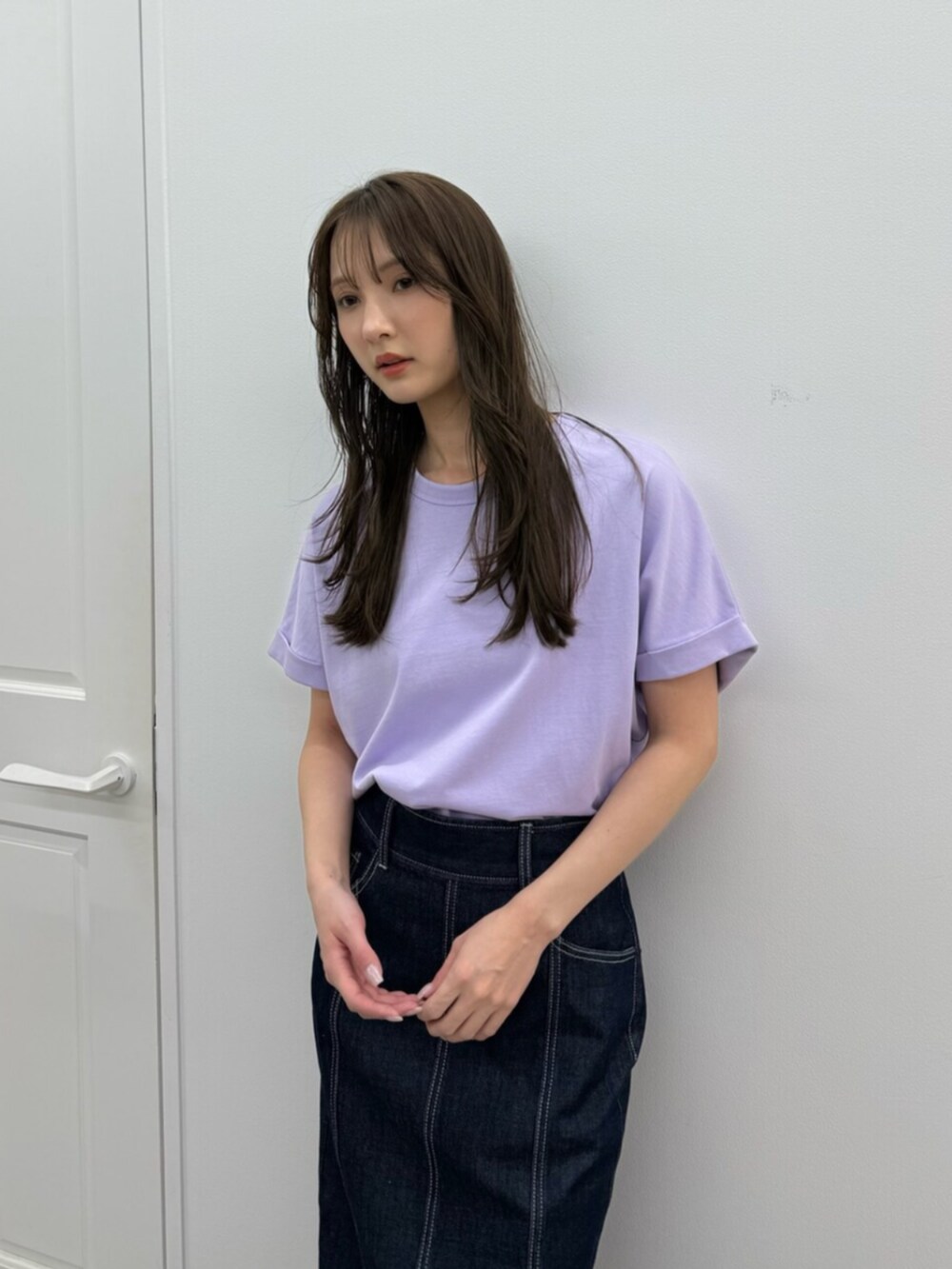 ブルー系のスカート、パープル系のTシャツ/カットソー、ブラック系のサンダルを着用したレディースの春コーディネートの5枚目の写真