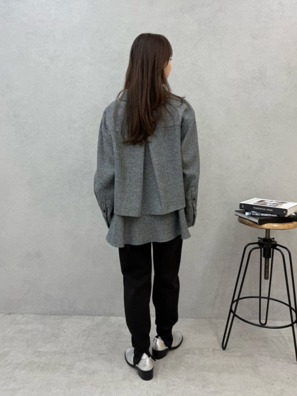 ブラック系のその他パンツ、グレー系のシャツ/ブラウス、シルバー系のパンプスを着用したレディースの秋コーディネートの3枚目の写真