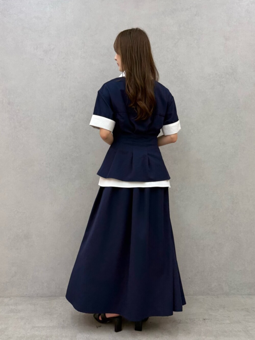 ブラック系のサンダル、ブルー系のワンピースを着用したレディースの夏コーディネートの4枚目の写真