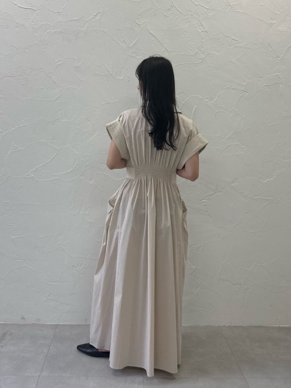 ブラック系のパンプス、ベージュ系のワンピースを着用したレディースの春コーディネートの4枚目の写真