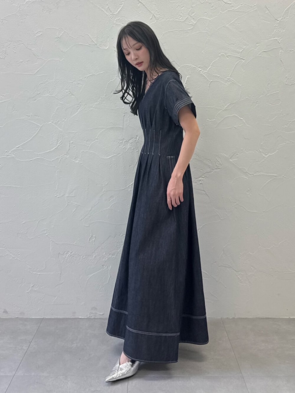 ブルー系のワンピース、シルバー系のパンプスを着用したレディースの春コーディネートの3枚目の写真