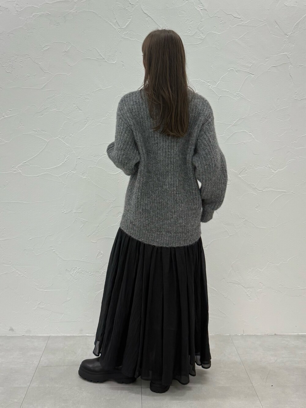 グレー系のワンピースを着用したレディースの秋コーディネートの3枚目の写真