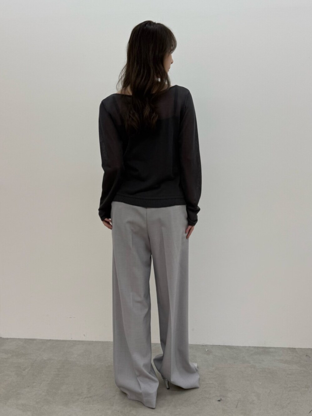 グレー系のカーディガン/ボレロ、グレー系のその他パンツを着用したレディースの冬コーディネートの3枚目の写真