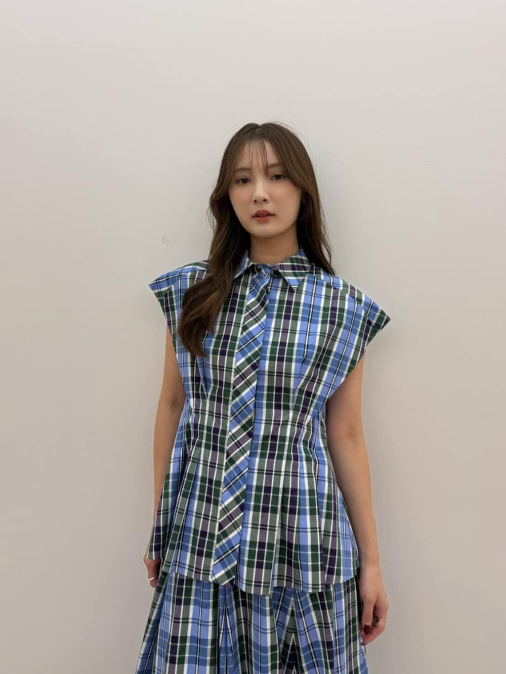 ブルー系のシャツ/ブラウス、ブルー系のスカート、ホワイト系のサンダルを着用したレディースの夏コーディネートの4枚目の写真