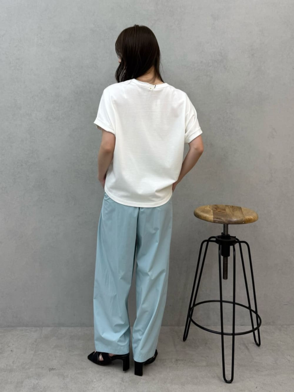 ブラック系のサンダル、ホワイト系のTシャツ/カットソー、グリーン系のその他パンツを着用したレディースの春コーディネートの3枚目の写真