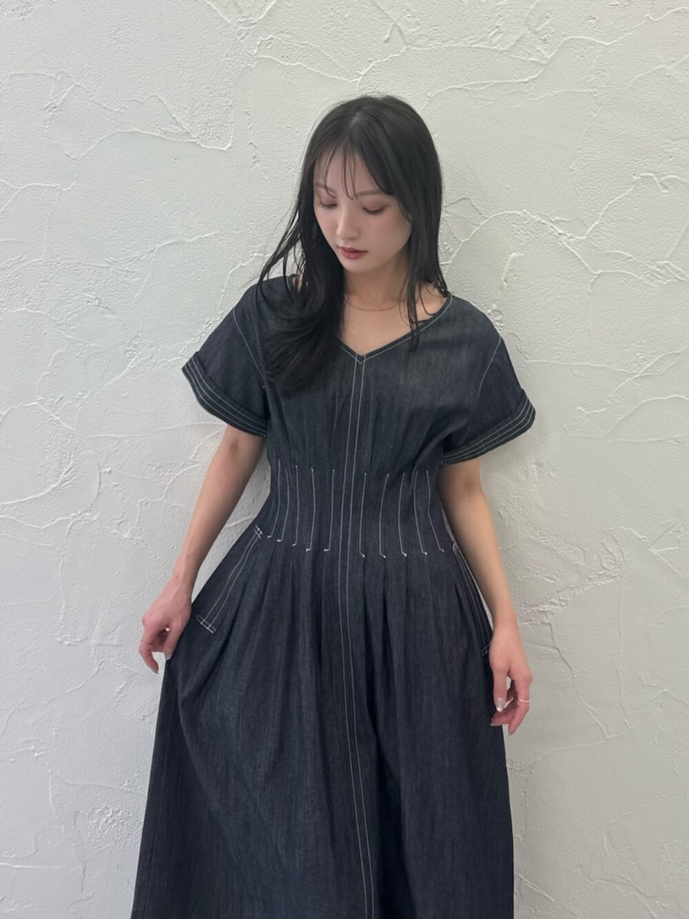 ブルー系のワンピース、シルバー系のパンプスを着用したレディースの春コーディネートの5枚目の写真