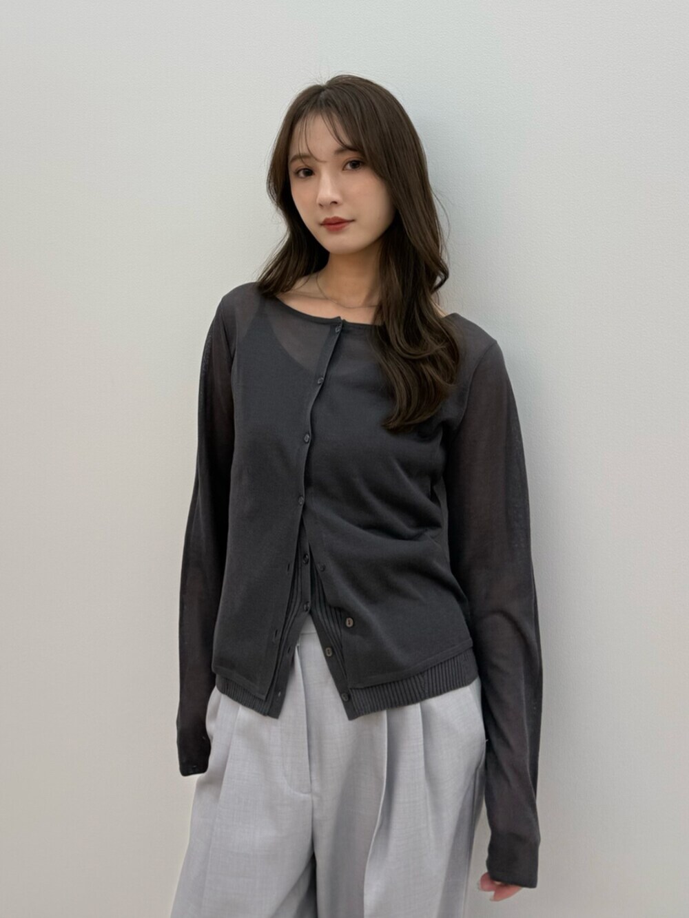 グレー系のカーディガン/ボレロ、グレー系のその他パンツを着用したレディースの冬コーディネートの6枚目の写真