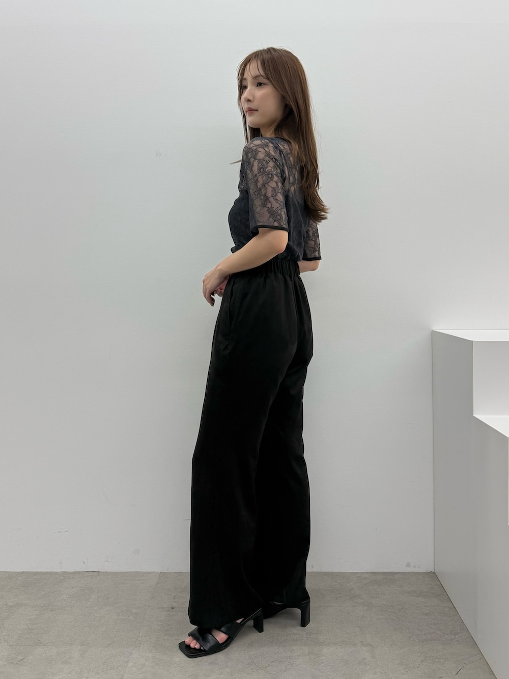 ブラック系のサンダル、ブラック系のTシャツ/カットソー、ブラック系のその他パンツを着用したレディースの春コーディネートの2枚目の写真