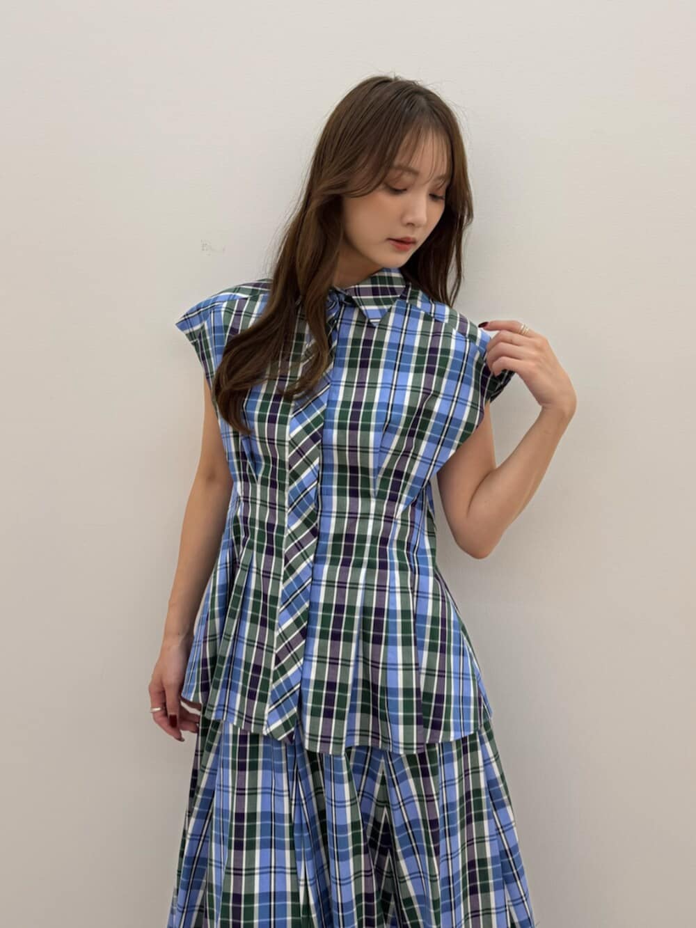 ブルー系のシャツ/ブラウス、ブルー系のスカート、ホワイト系のサンダルを着用したレディースの夏コーディネートの5枚目の写真