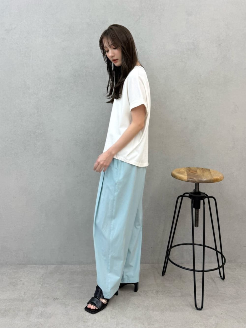 ブラック系のサンダル、ホワイト系のTシャツ/カットソー、グリーン系のその他パンツを着用したレディースの春コーディネートの2枚目の写真