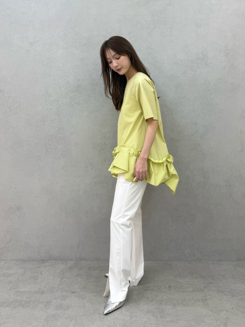 ホワイト系のその他パンツ、シルバー系のパンプス、イエロー系のシャツ/ブラウスを着用したレディースの春コーディネートの3枚目の写真