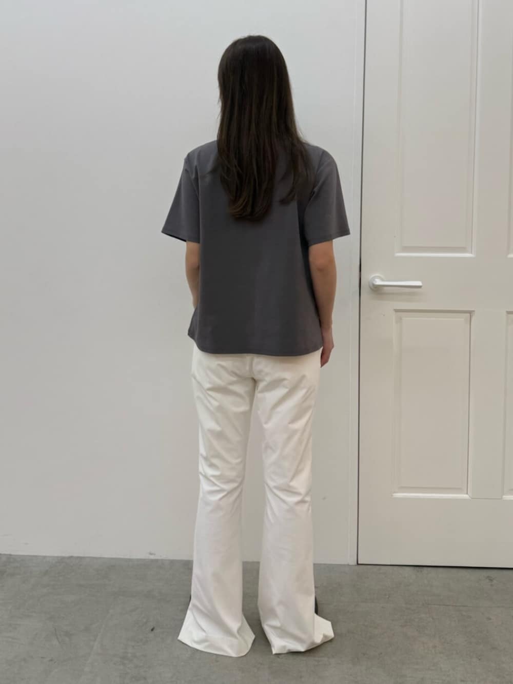 ホワイト系のその他パンツ、ブラック系のパンプス、グレー系のTシャツ/カットソーを着用したレディースの春コーディネートの4枚目の写真