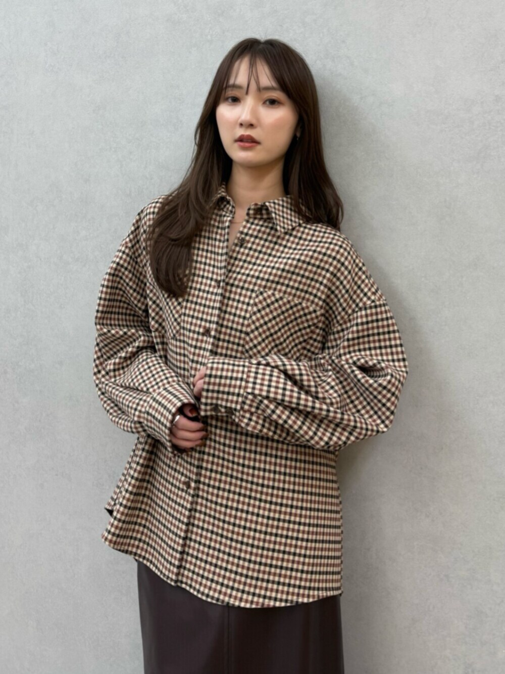 ブラウン系のスカート、その他のシャツ/ブラウスを着用したレディースの秋コーディネートの5枚目の写真