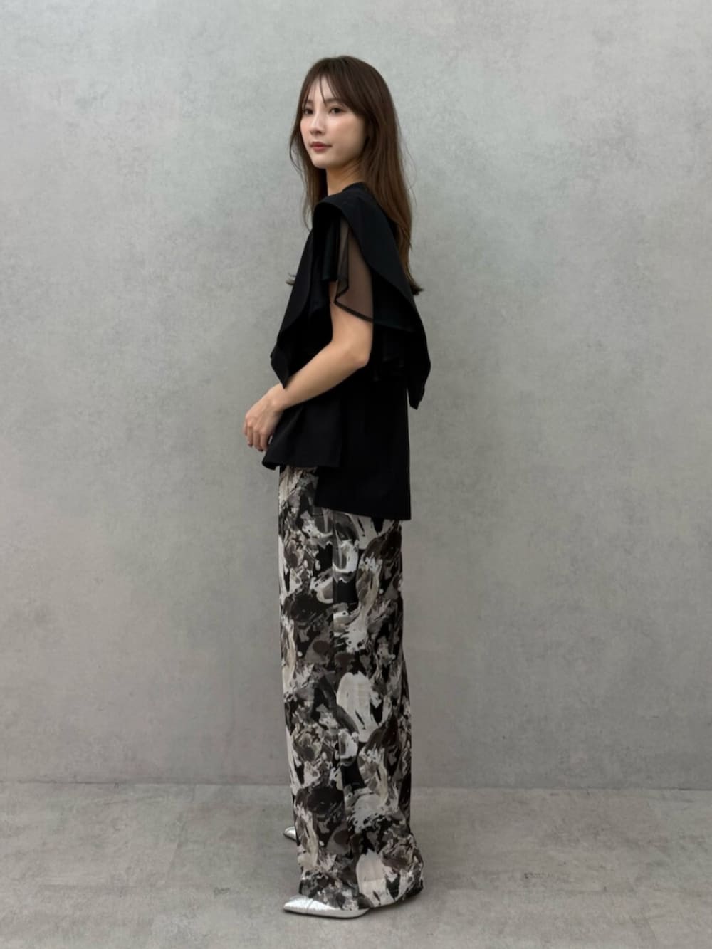 ブラック系のパンプス、ブラック系のシャツ/ブラウス、ブラック系のその他パンツを着用したレディースの春コーディネートの3枚目の写真