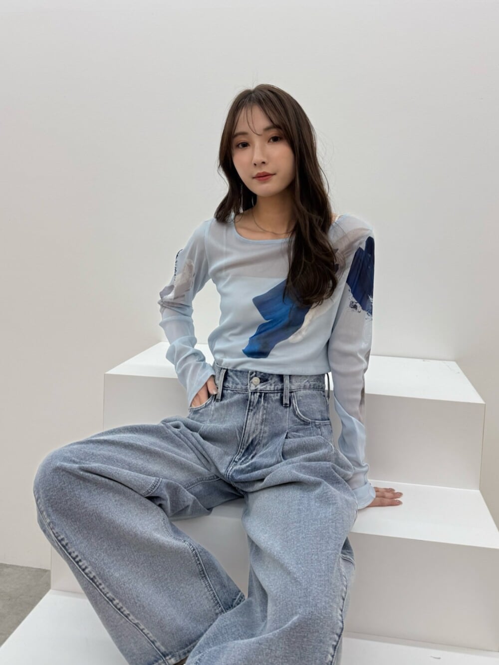 ブルー系のTシャツ/カットソー、ブルー系のデニムパンツを着用したレディースの冬コーディネートの6枚目の写真