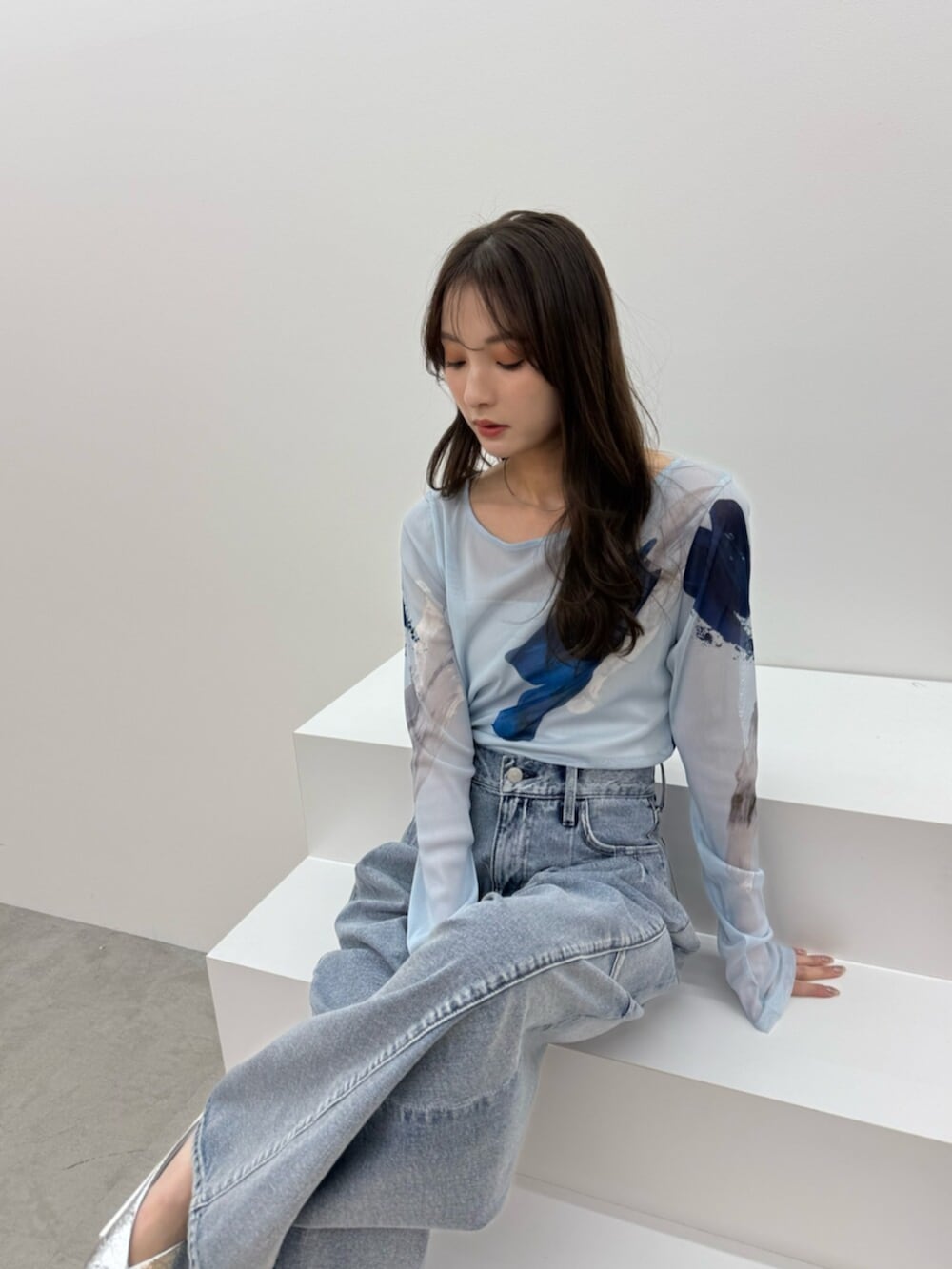 ブルー系のTシャツ/カットソー、ブルー系のデニムパンツを着用したレディースの冬コーディネートの4枚目の写真