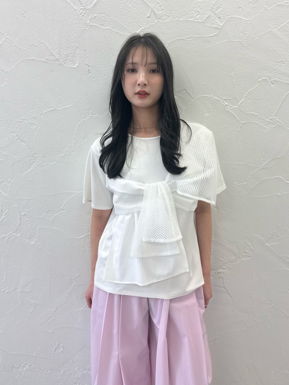 シルバー系のパンプス、ホワイト系のTシャツ/カットソー、ピンク系のその他パンツを着用したレディースの春コーディネートの5枚目の写真