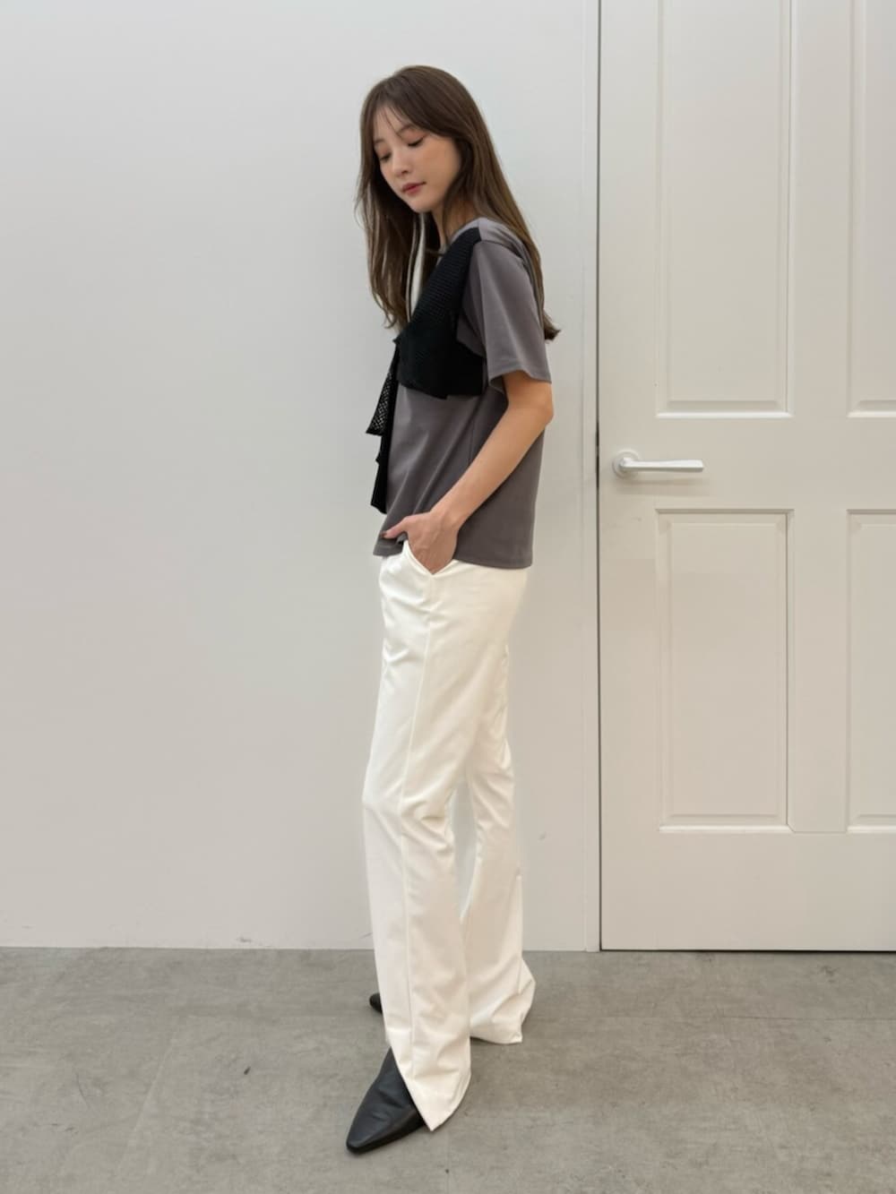 ホワイト系のその他パンツ、ブラック系のパンプス、グレー系のTシャツ/カットソーを着用したレディースの春コーディネートの3枚目の写真
