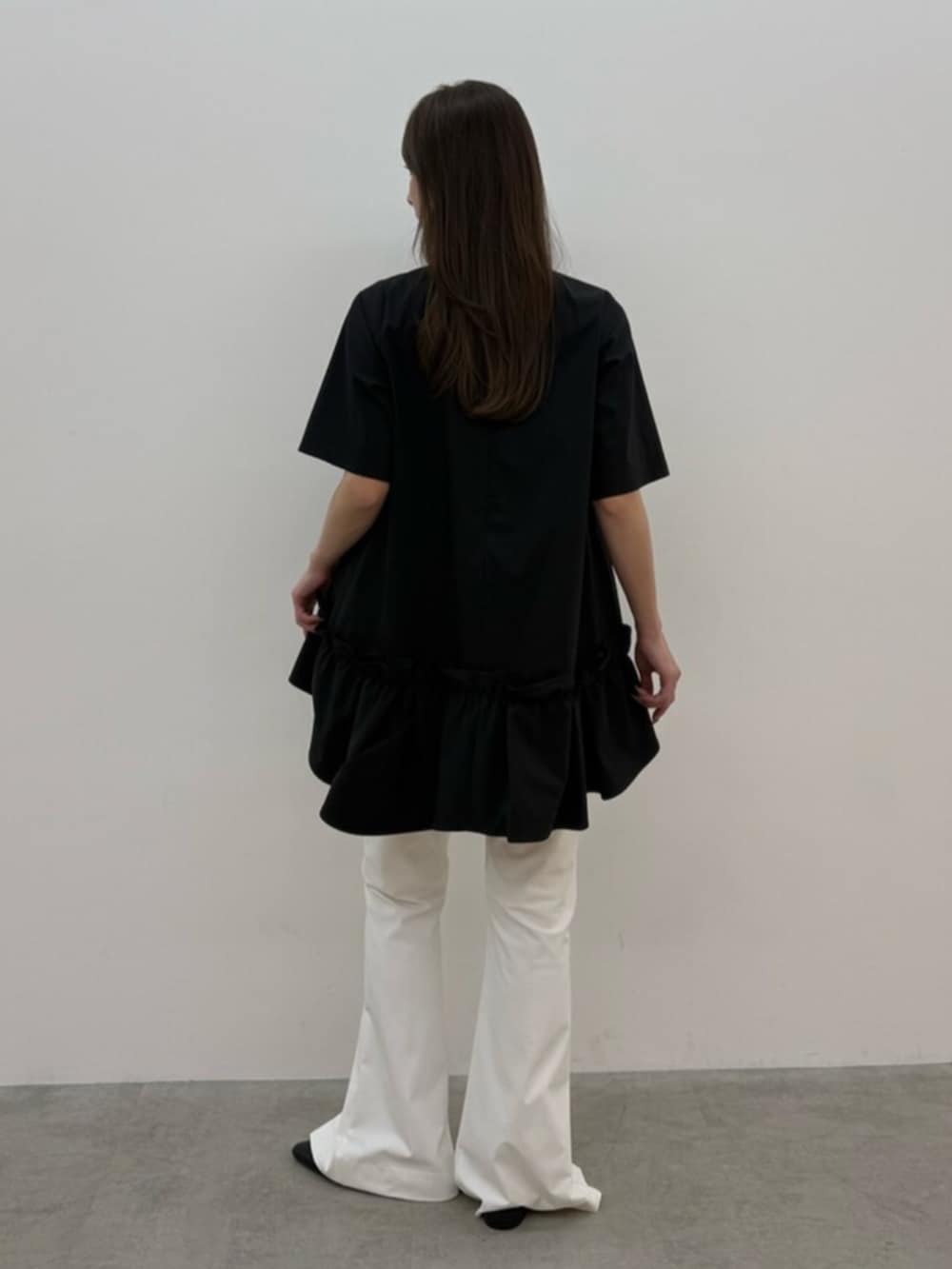 ホワイト系のその他パンツ、ブラック系のパンプス、ブラック系のTシャツ/カットソーを着用したレディースの春コーディネートの4枚目の写真