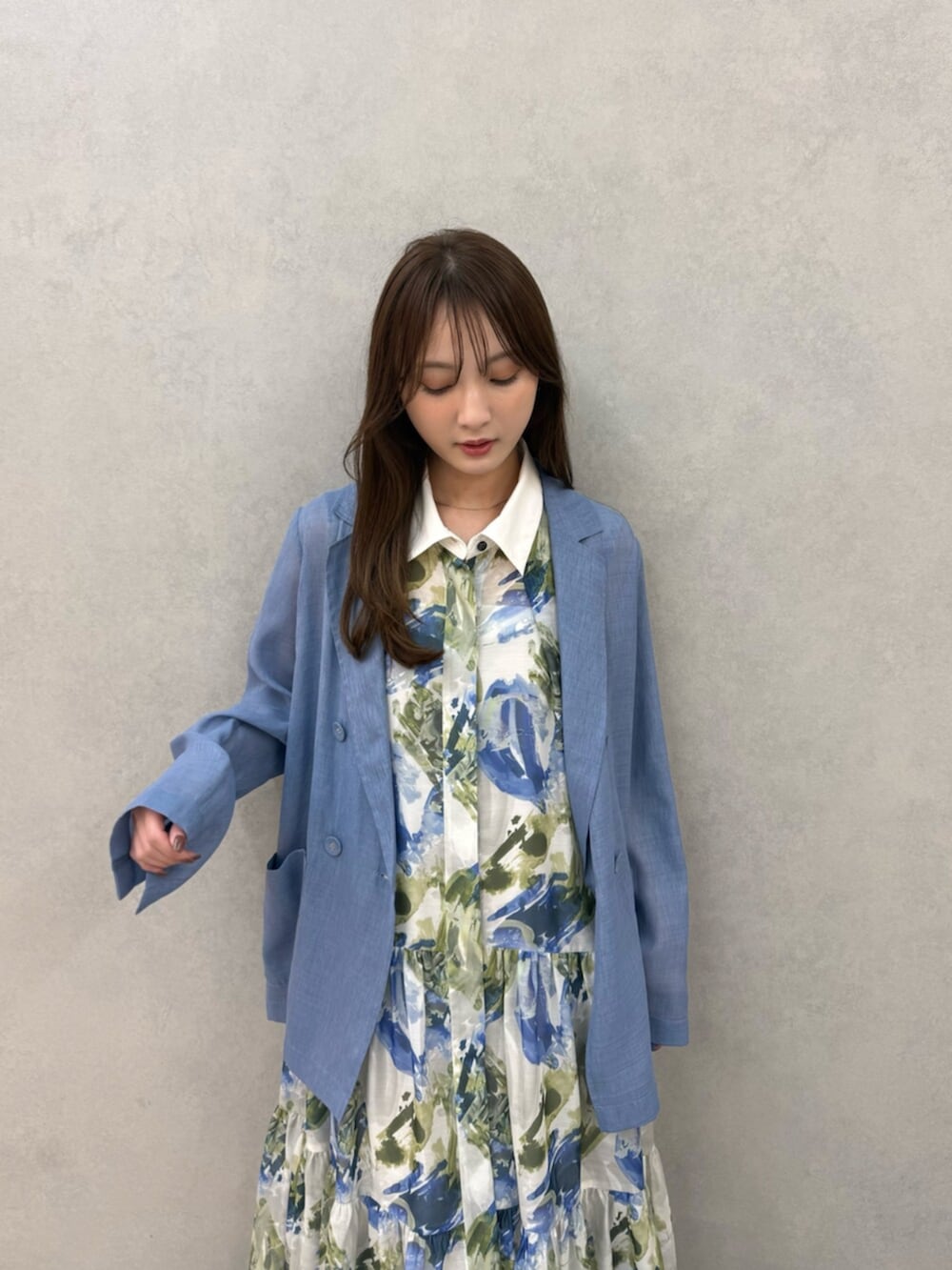 シルバー系のパンプス、ブルー系のテーラードジャケット、ブルー系のワンピースを着用したレディースの春コーディネートの6枚目の写真