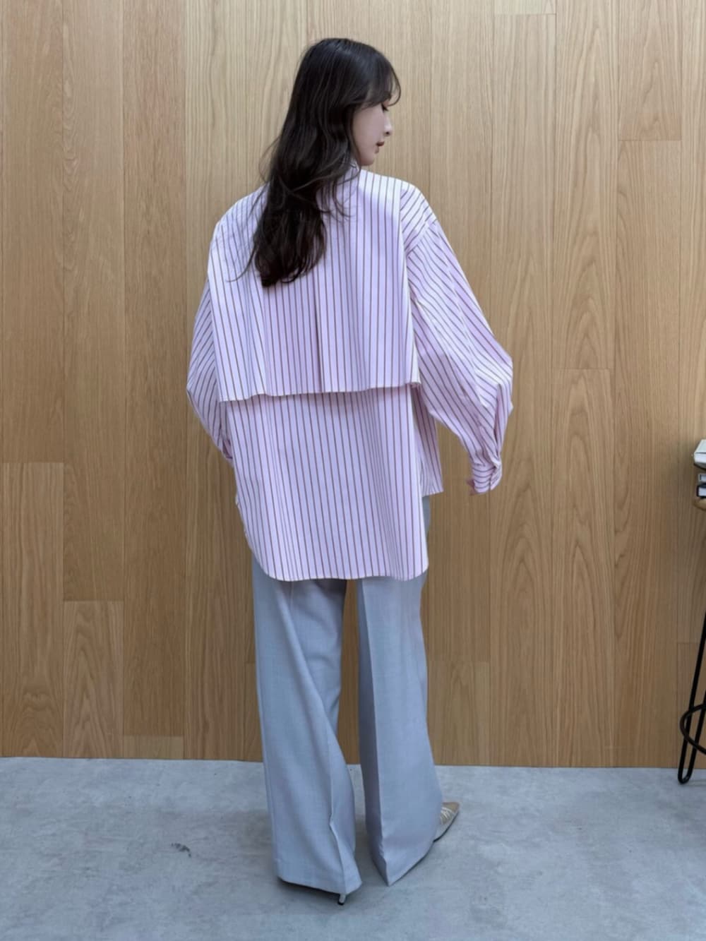 ピンク系のシャツ/ブラウス、グレー系のその他パンツを着用したレディースの冬コーディネートの3枚目の写真