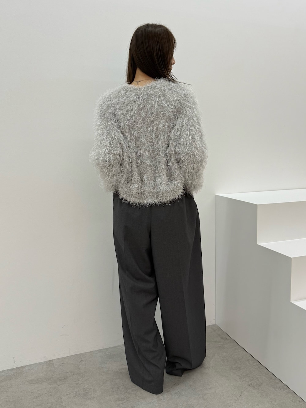 グレー系のニット/セーター、グレー系のその他パンツを着用したレディースの秋コーディネートの4枚目の写真