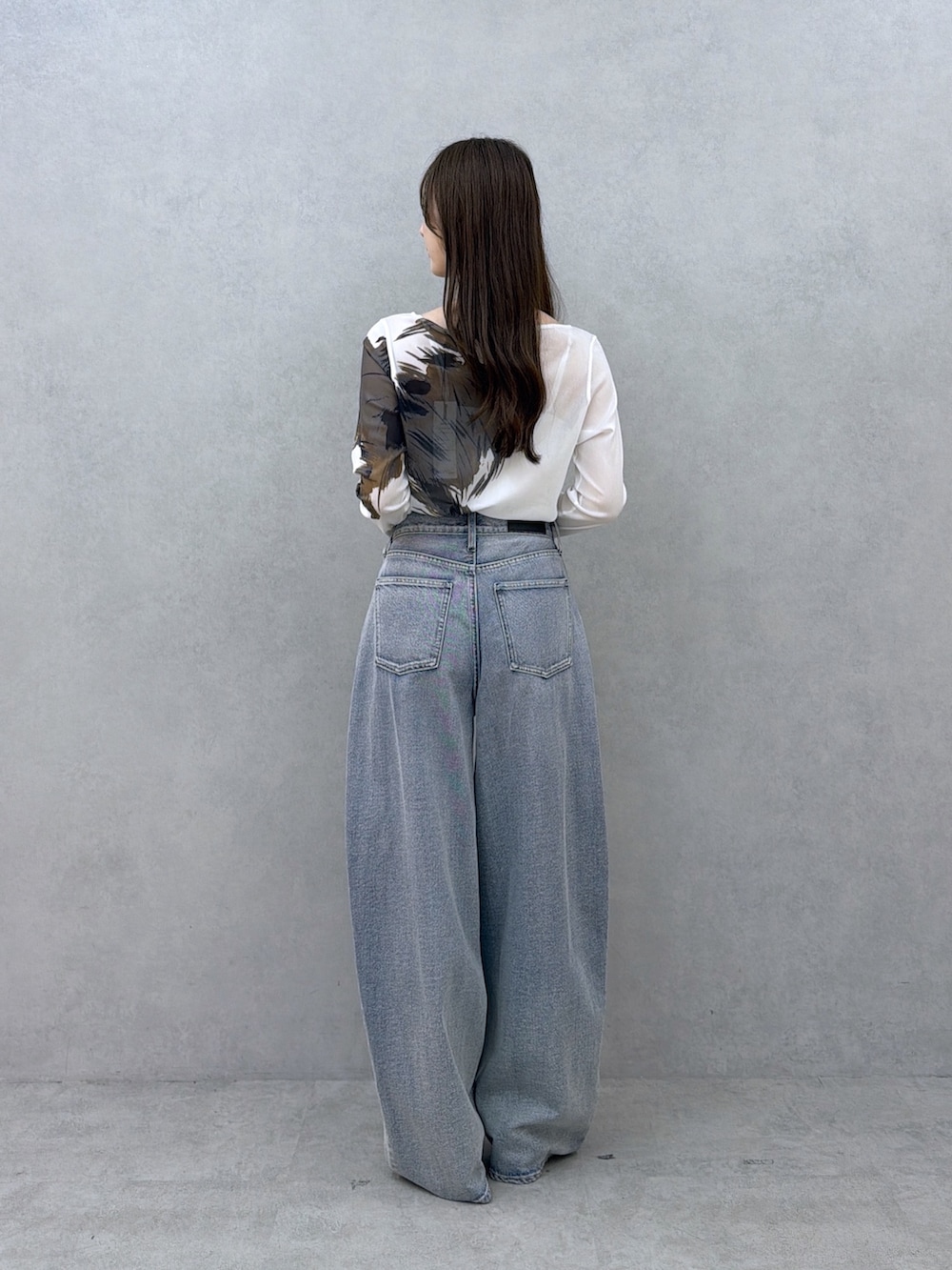 ホワイト系のTシャツ/カットソー、ブルー系のデニムパンツ、シルバー系のブーツを着用したレディースの夏コーディネートの3枚目の写真