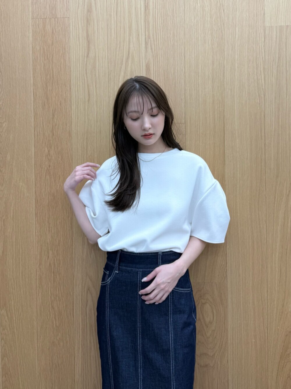 ホワイト系のTシャツ/カットソー、ブルー系のスカート、ブラウン系のサンダルを着用したレディースの春コーディネートの4枚目の写真