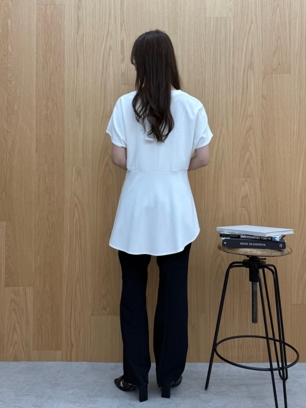 ホワイト系のTシャツ/カットソー、ブラック系のサンダル、ブラック系のその他パンツを着用したレディースの夏コーディネートの3枚目の写真
