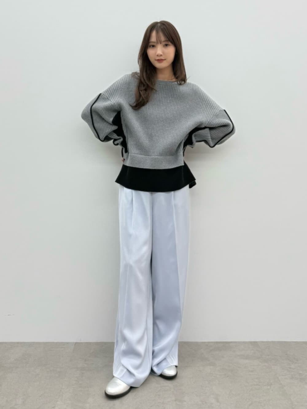 グレー系のニット/セーター、ブルー系のその他パンツ、シルバー系のパンプスを着用したレディースの秋コーディネートの4枚目の写真