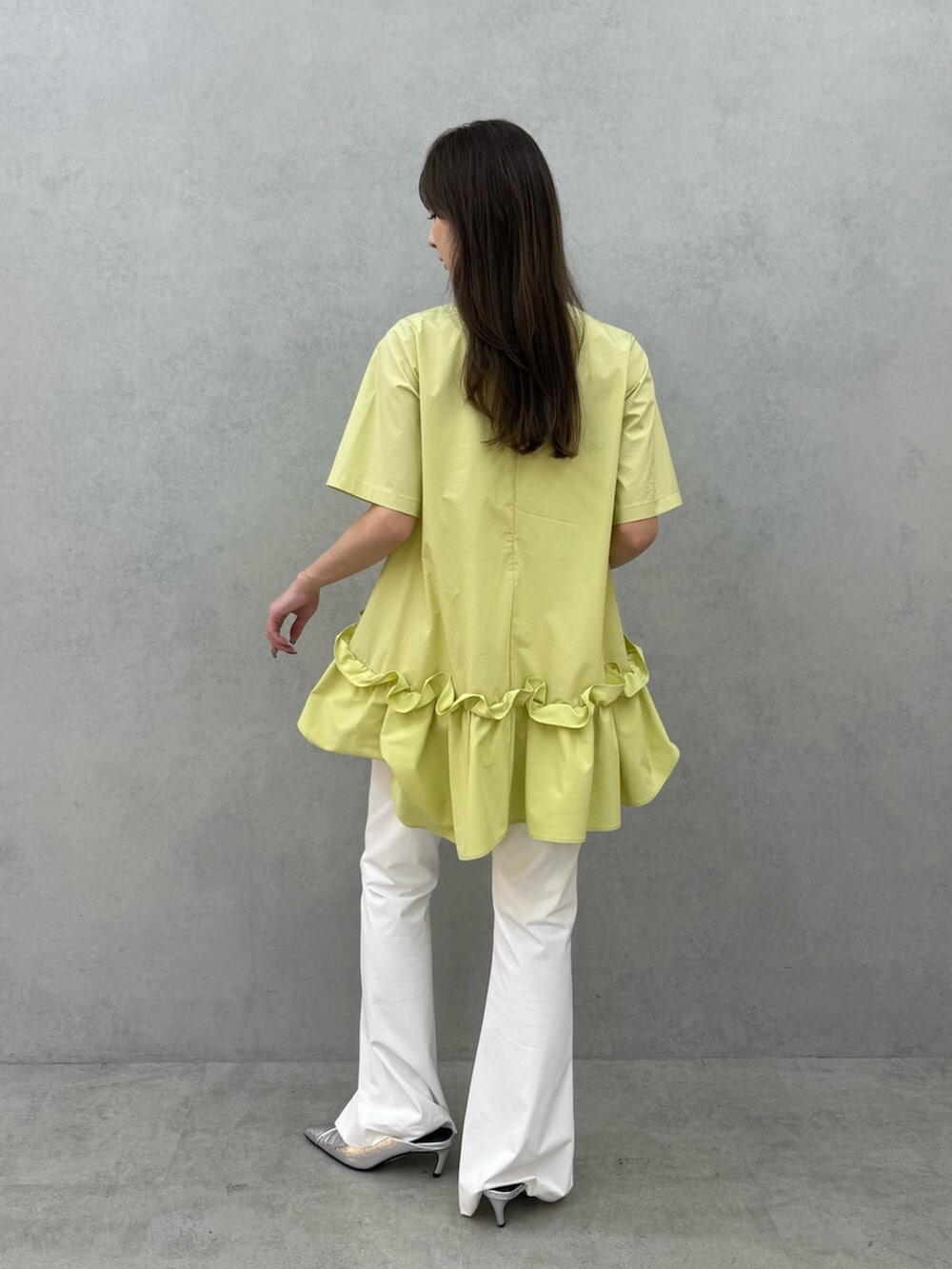 ホワイト系のその他パンツ、シルバー系のパンプス、イエロー系のシャツ/ブラウスを着用したレディースの春コーディネートの4枚目の写真