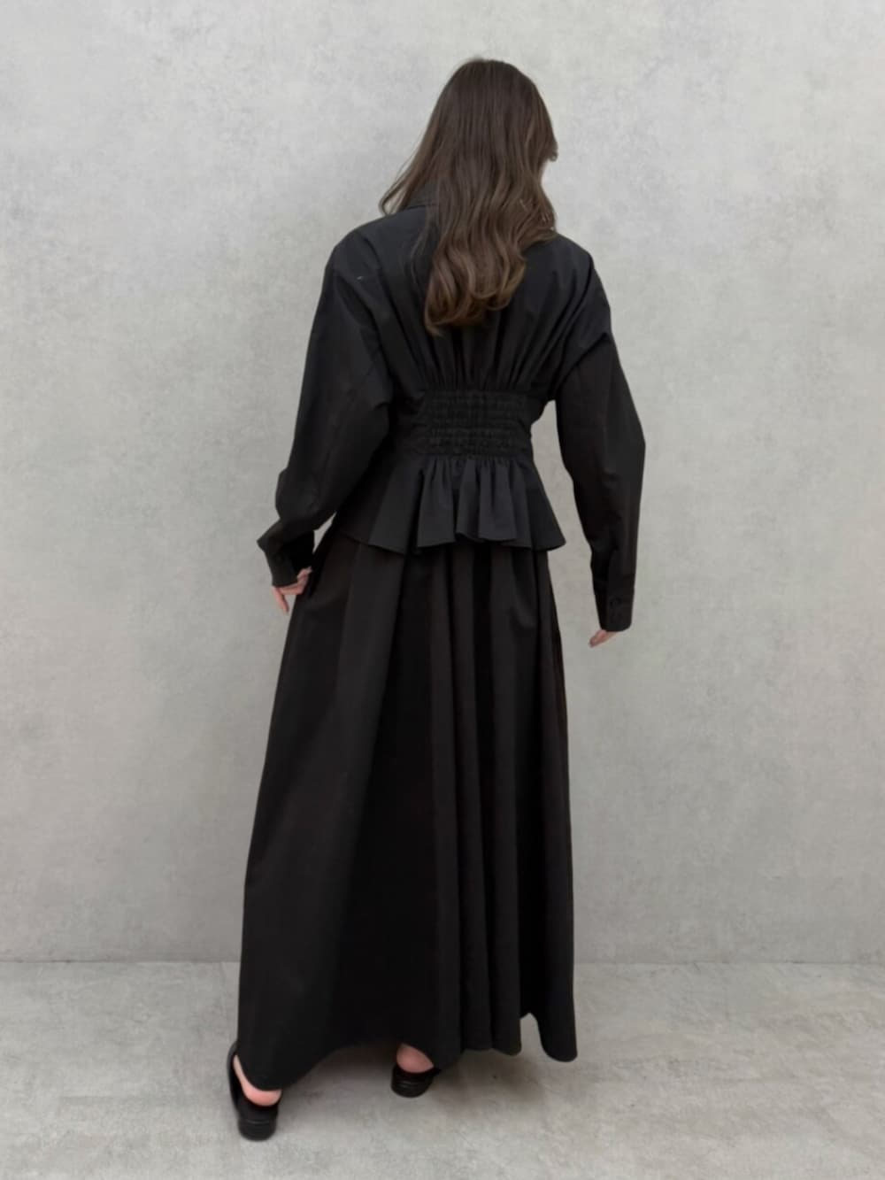 ブラック系のパンプス、ブラック系のワンピースを着用したレディースの冬コーディネートの3枚目の写真