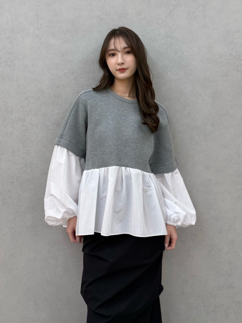 グレー系のTシャツ/カットソー、ブラック系のスカートを着用したレディースの冬コーディネートの6枚目の写真