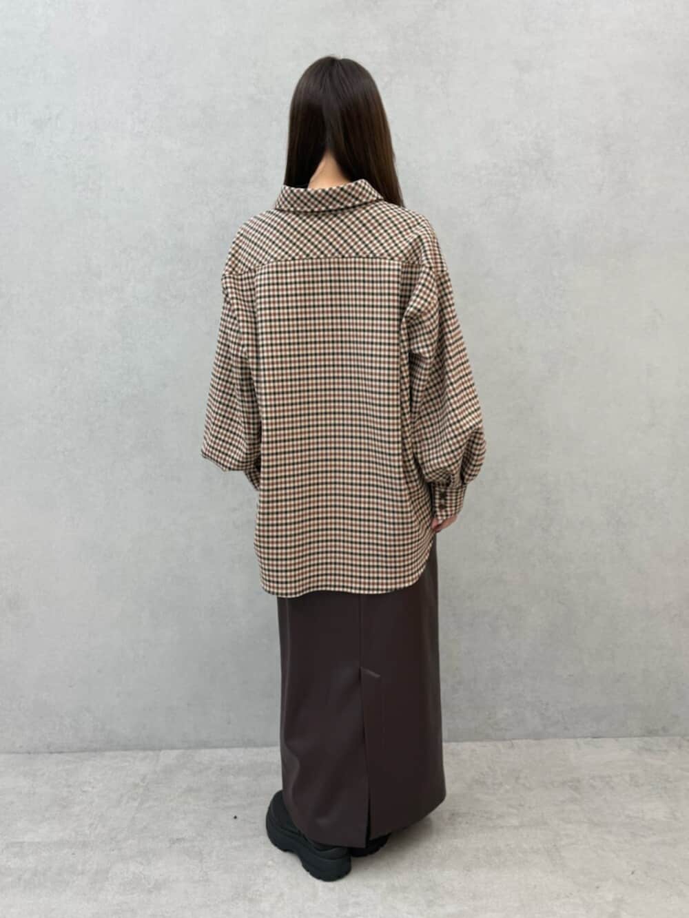 ブラウン系のスカート、その他のシャツ/ブラウスを着用したレディースの秋コーディネートの3枚目の写真