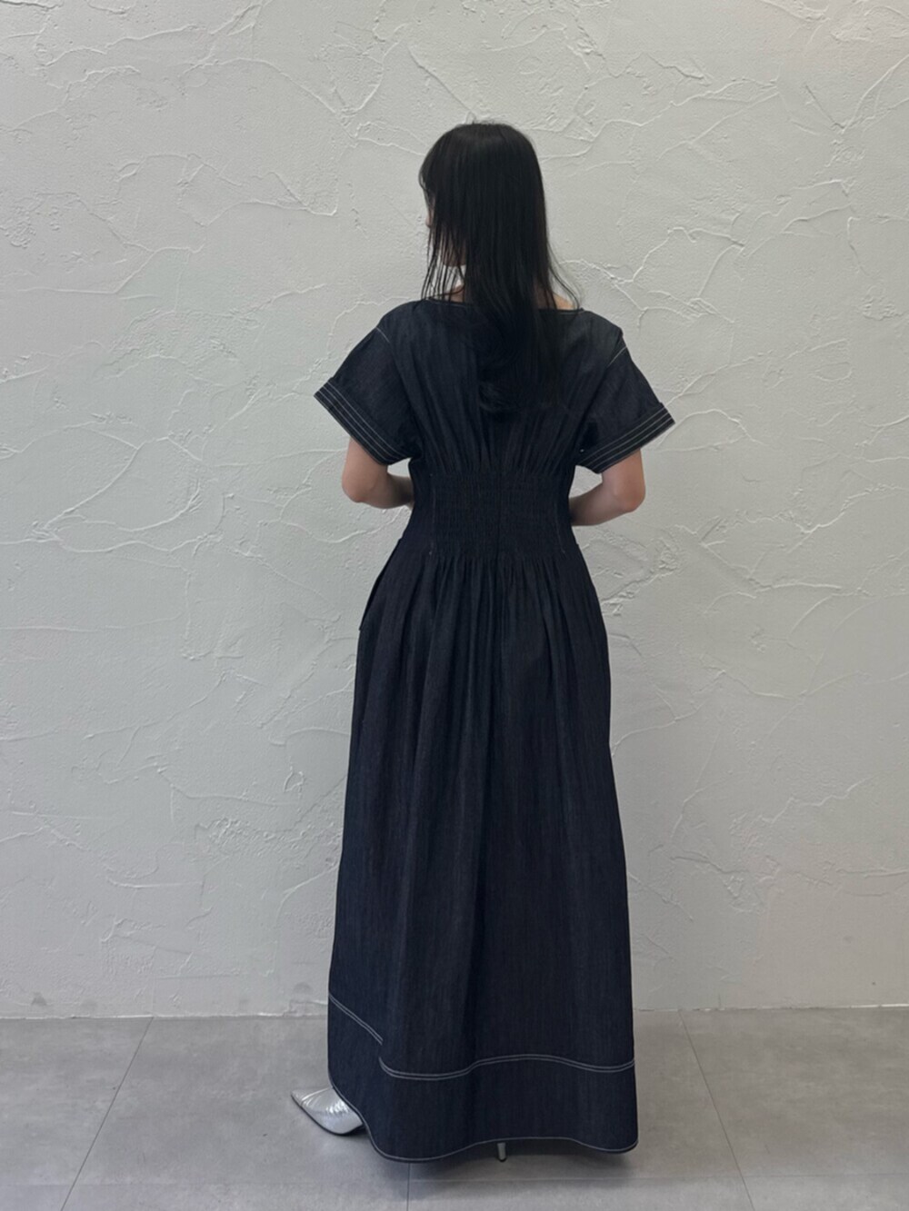 ブルー系のワンピース、シルバー系のパンプスを着用したレディースの春コーディネートの4枚目の写真