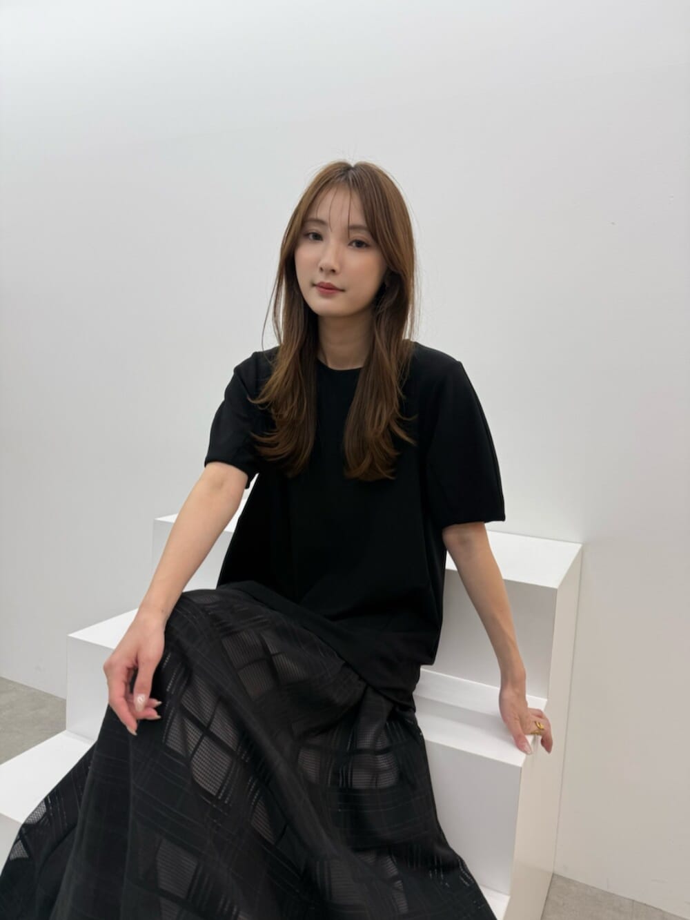 ブラック系のワンピース、ブラック系のサンダルを着用したレディースの春コーディネートの4枚目の写真