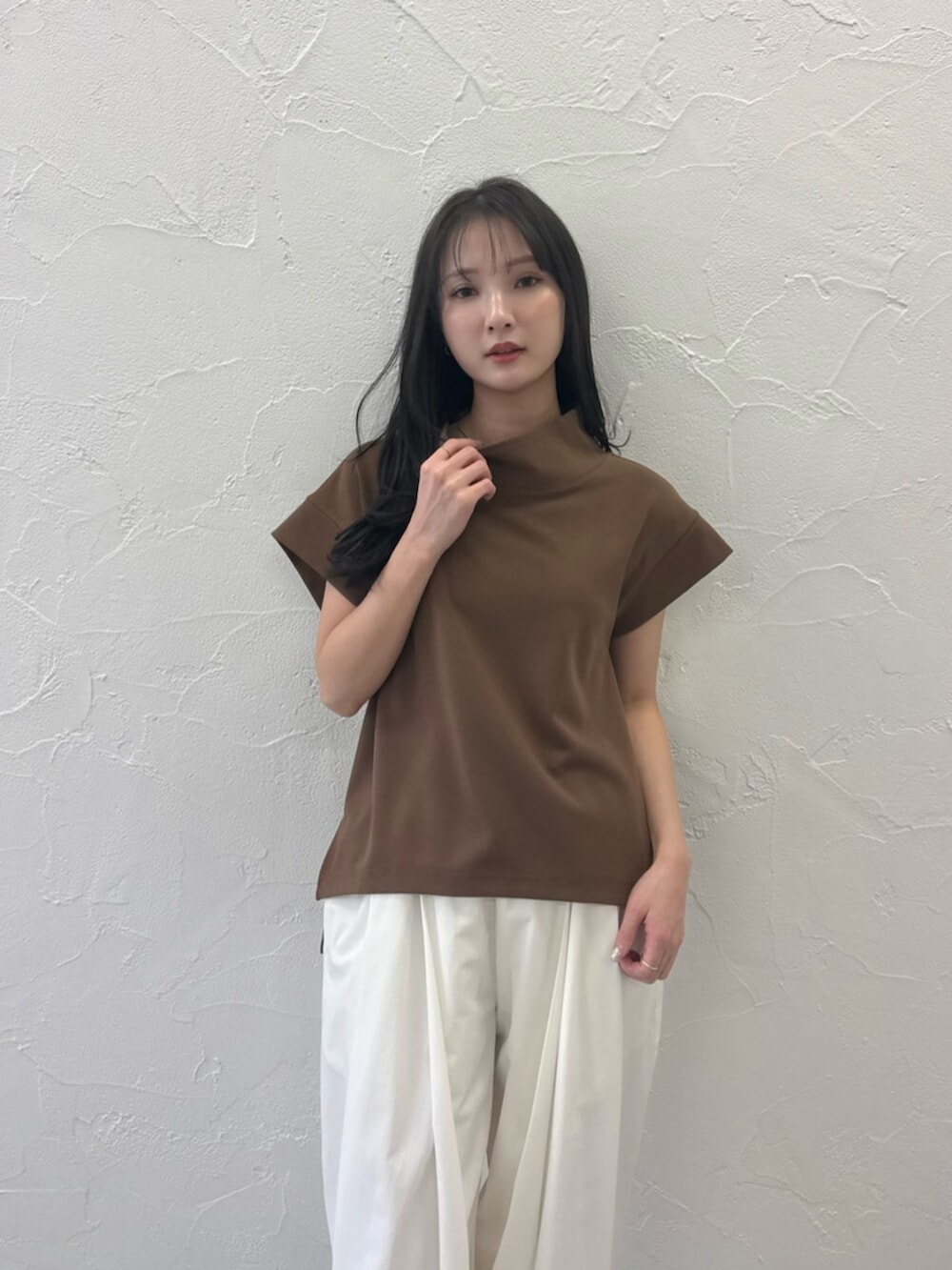 ブラック系のパンプス、ブラウン系のTシャツ/カットソー、ホワイト系のその他パンツを着用したレディースの春コーディネートの5枚目の写真