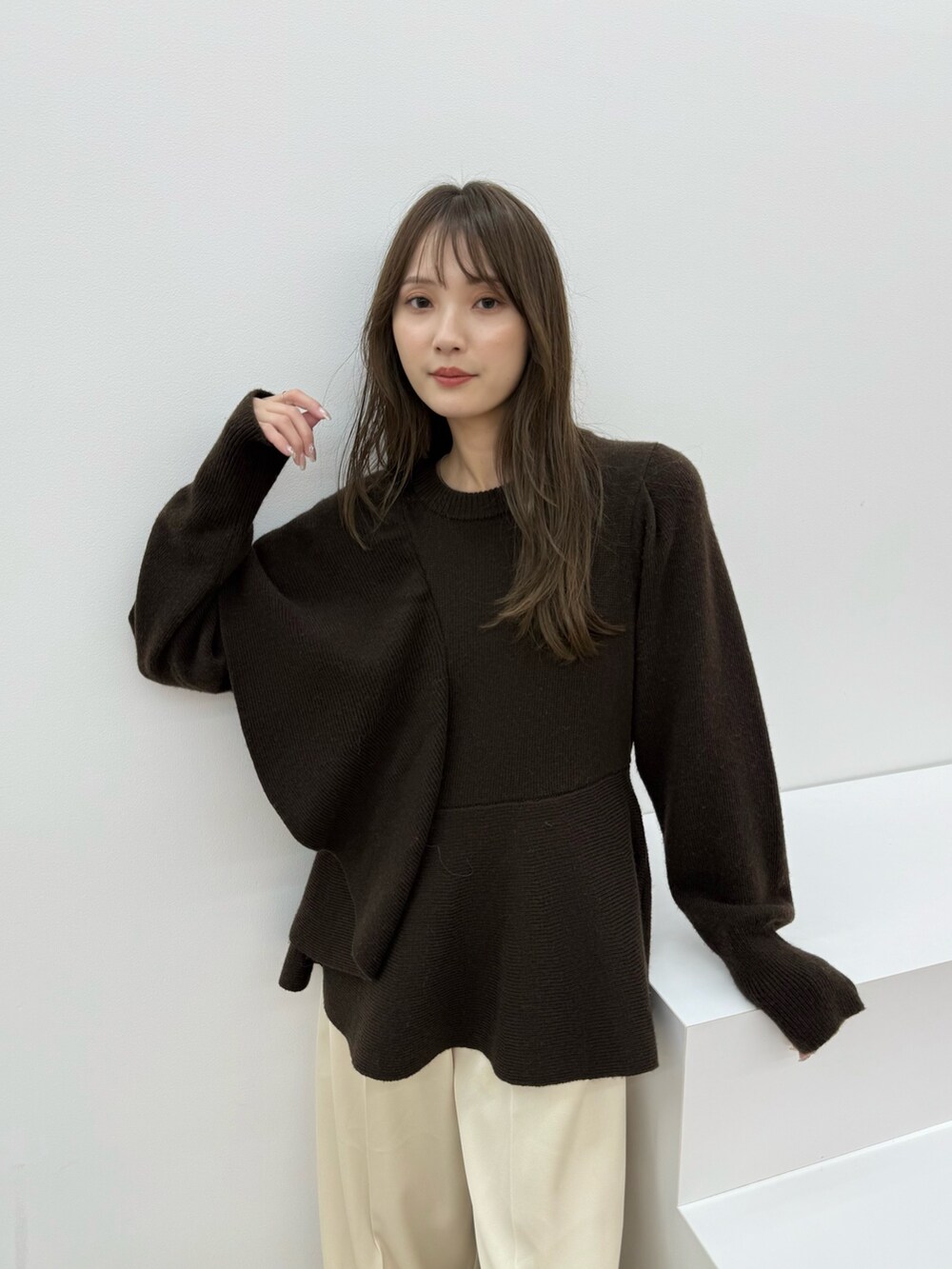 ブラウン系のニット/セーター、ホワイト系のその他パンツを着用したレディースの秋コーディネートの5枚目の写真