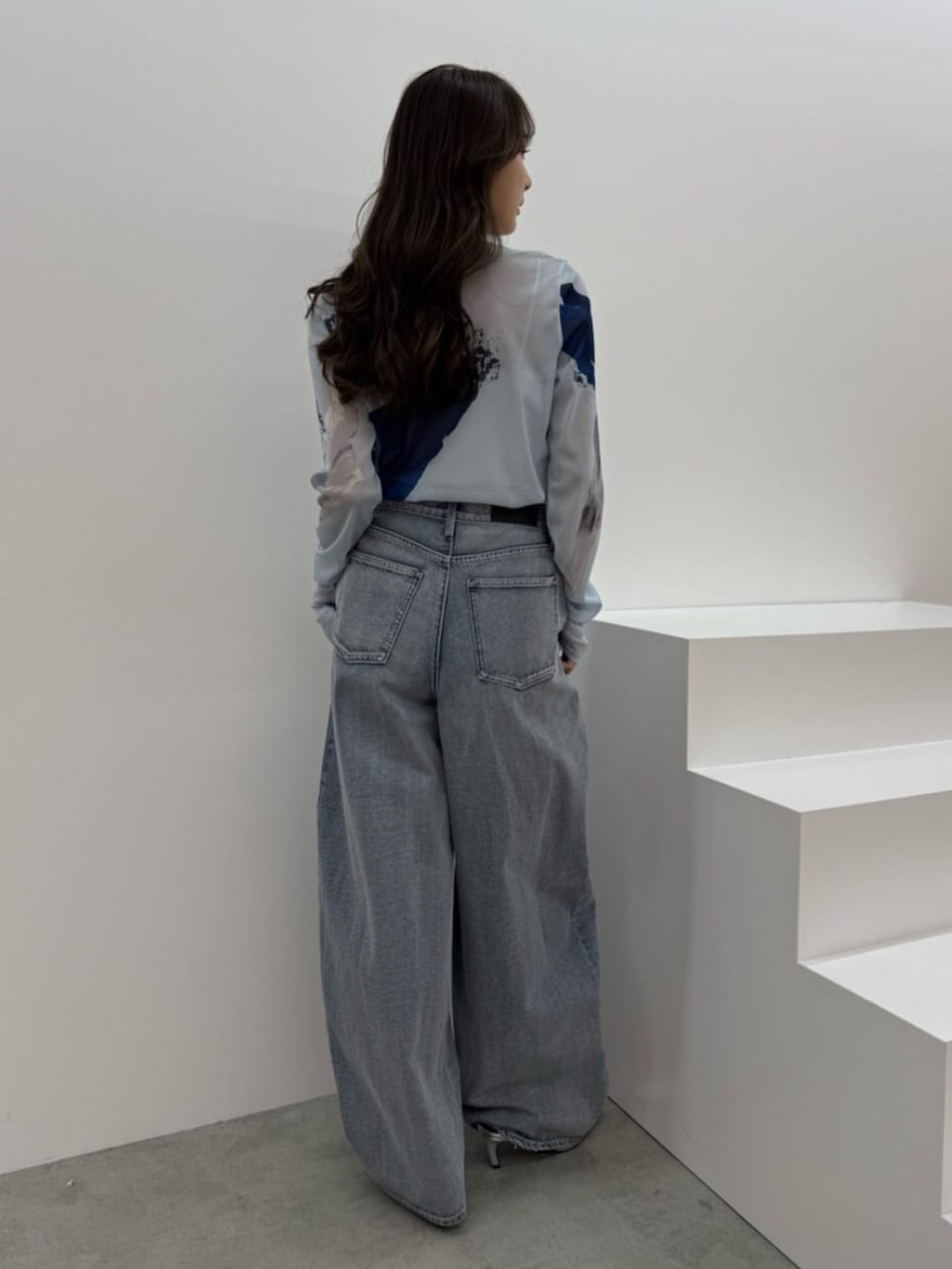 ブルー系のTシャツ/カットソー、ブルー系のデニムパンツを着用したレディースの冬コーディネートの3枚目の写真