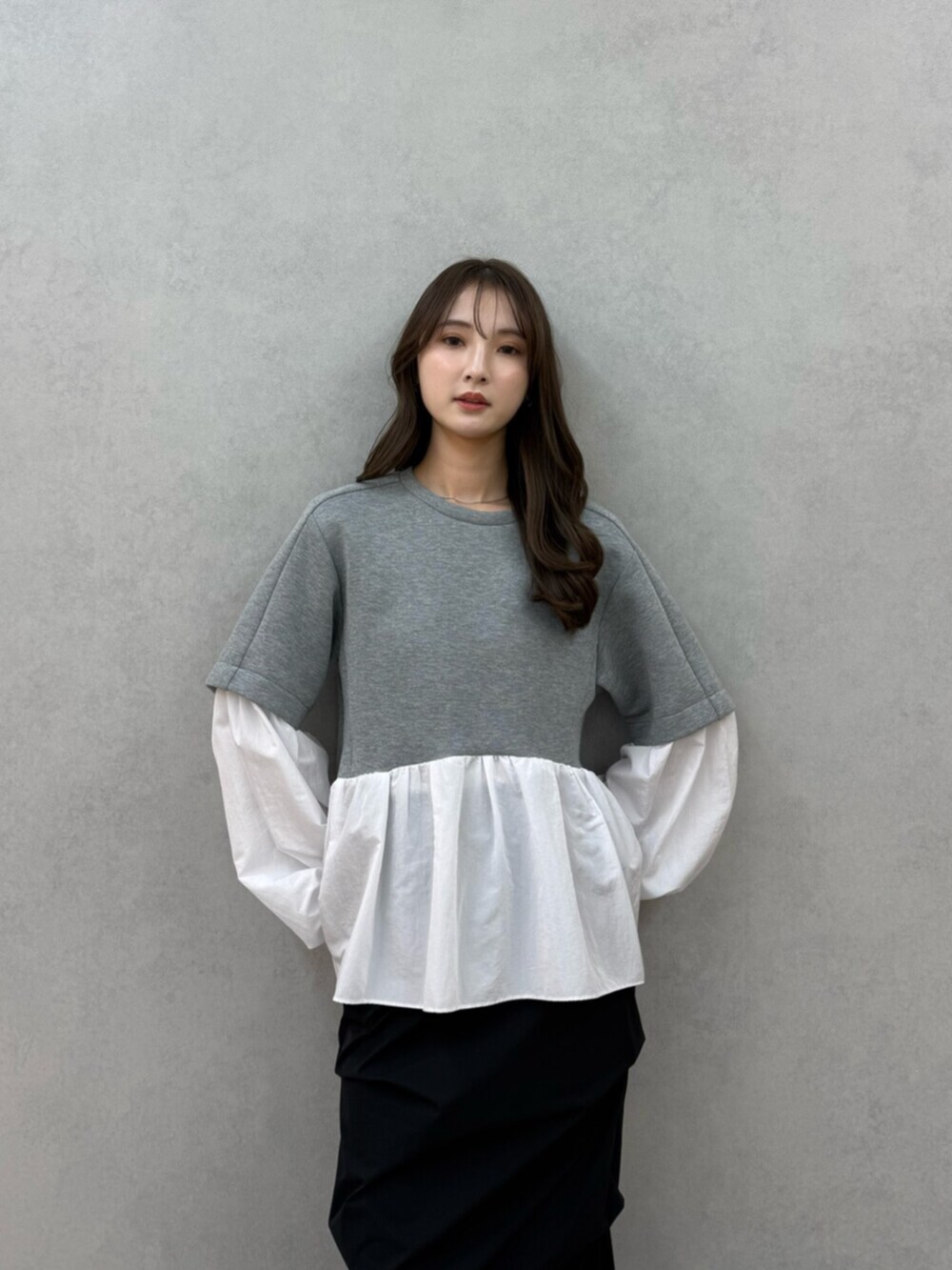 グレー系のTシャツ/カットソー、ブラック系のスカートを着用したレディースの冬コーディネートの4枚目の写真