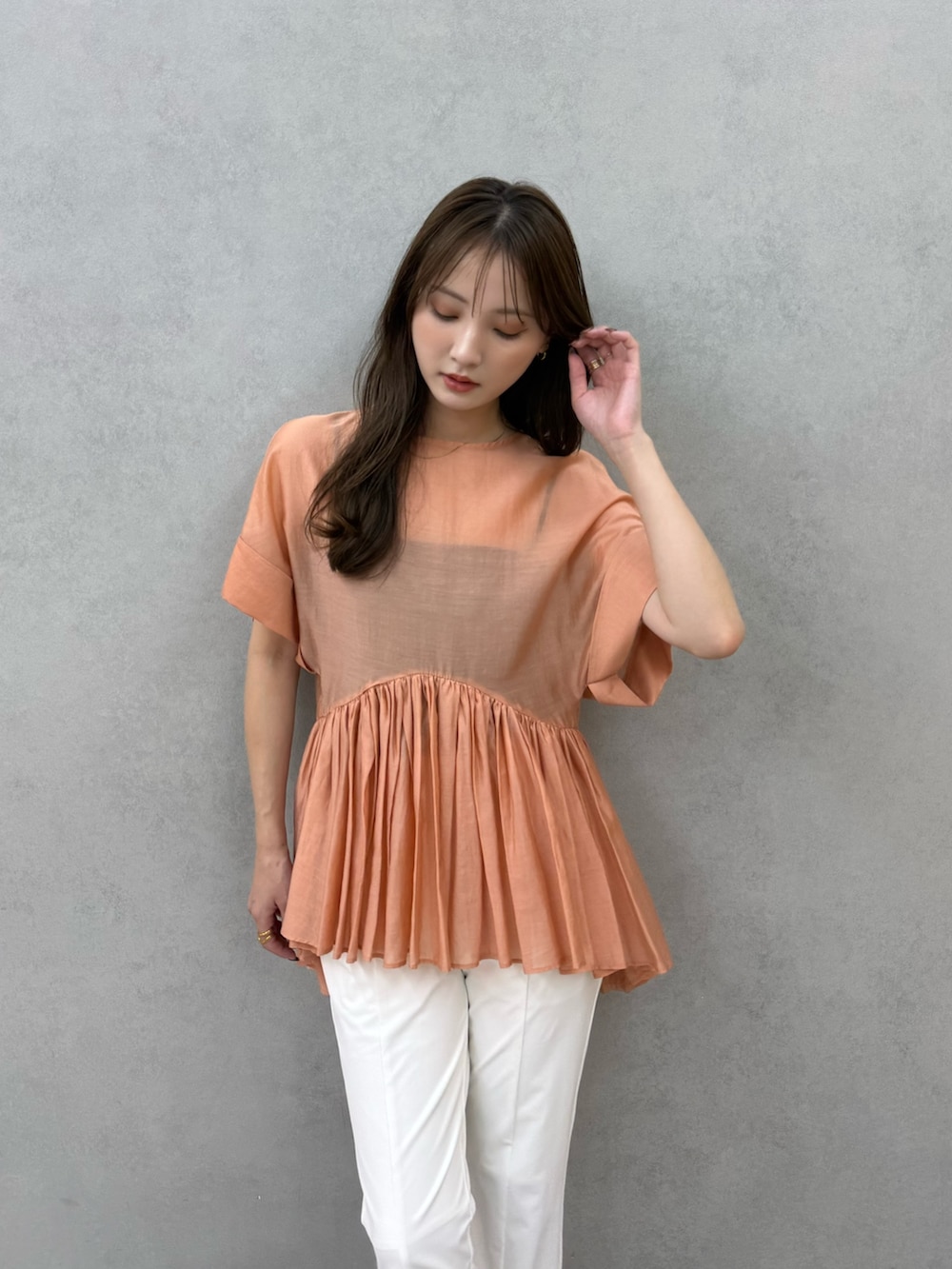 オレンジ系のシャツ/ブラウス、ホワイト系のその他パンツ、ブラウン系のサンダルを着用したレディースの夏コーディネートの6枚目の写真