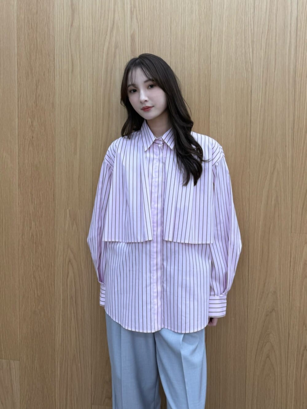 ピンク系のシャツ/ブラウス、グレー系のその他パンツを着用したレディースの冬コーディネートの4枚目の写真