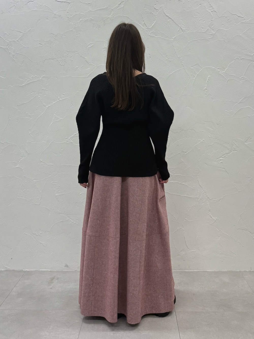 ブラック系のカーディガン/ボレロ、レッド系のスカートを着用したレディースの秋コーディネートの3枚目の写真