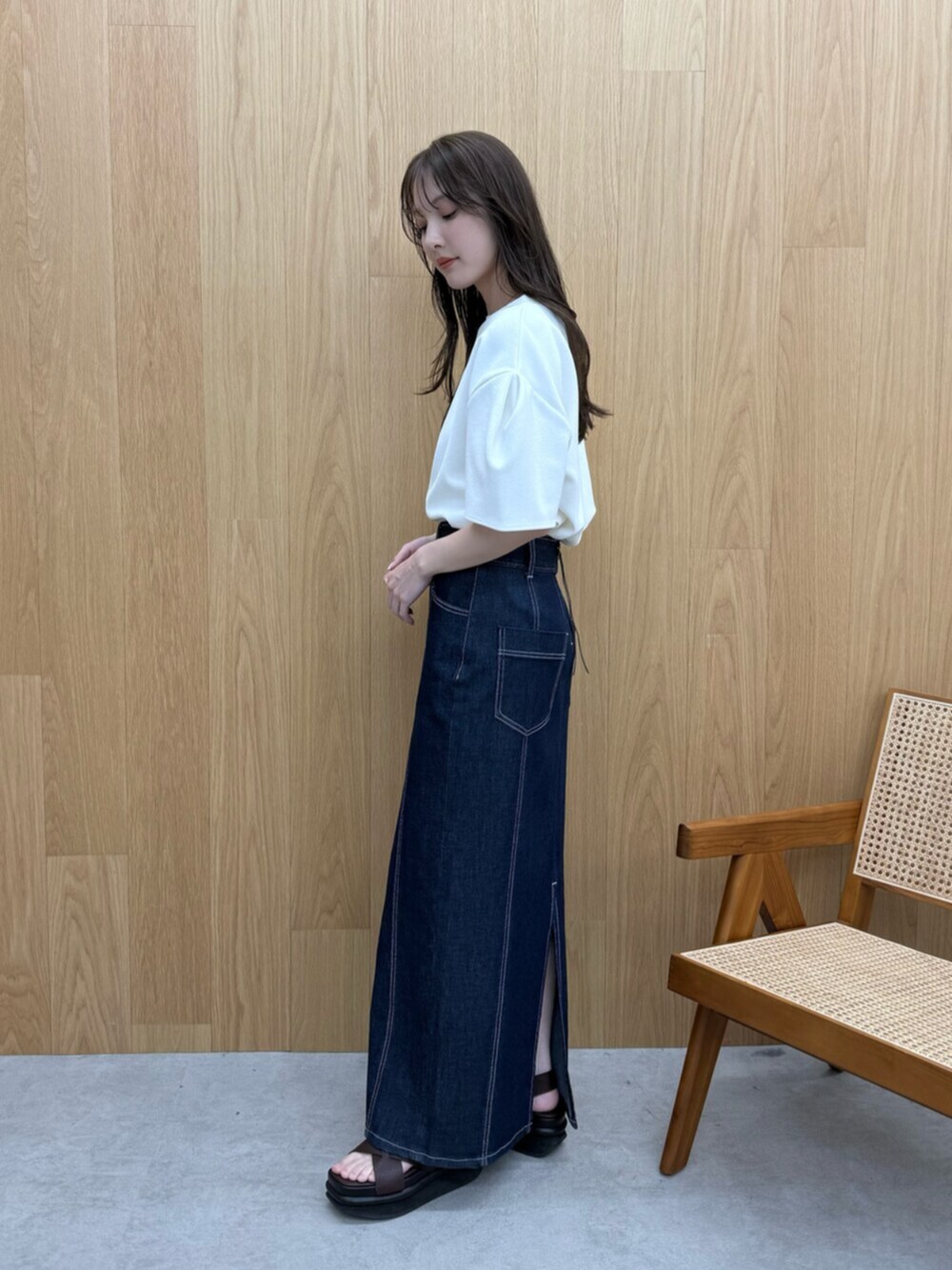 ホワイト系のTシャツ/カットソー、ブルー系のスカート、ブラウン系のサンダルを着用したレディースの春コーディネートの2枚目の写真
