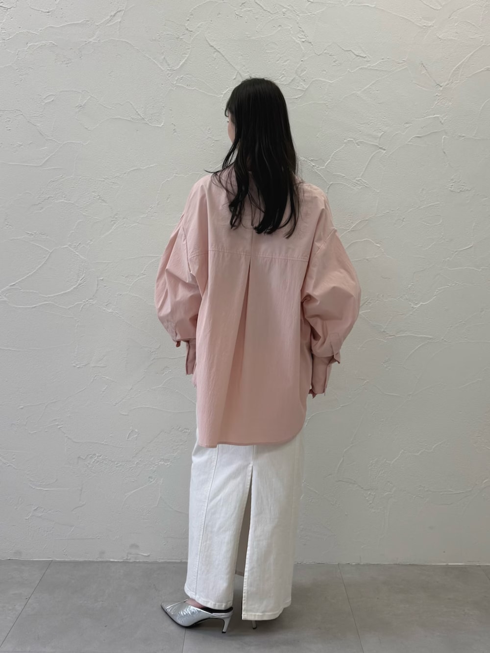 シルバー系のパンプス、ホワイト系のスカート、ピンク系のブルゾンを着用したレディースの春コーディネートの4枚目の写真
