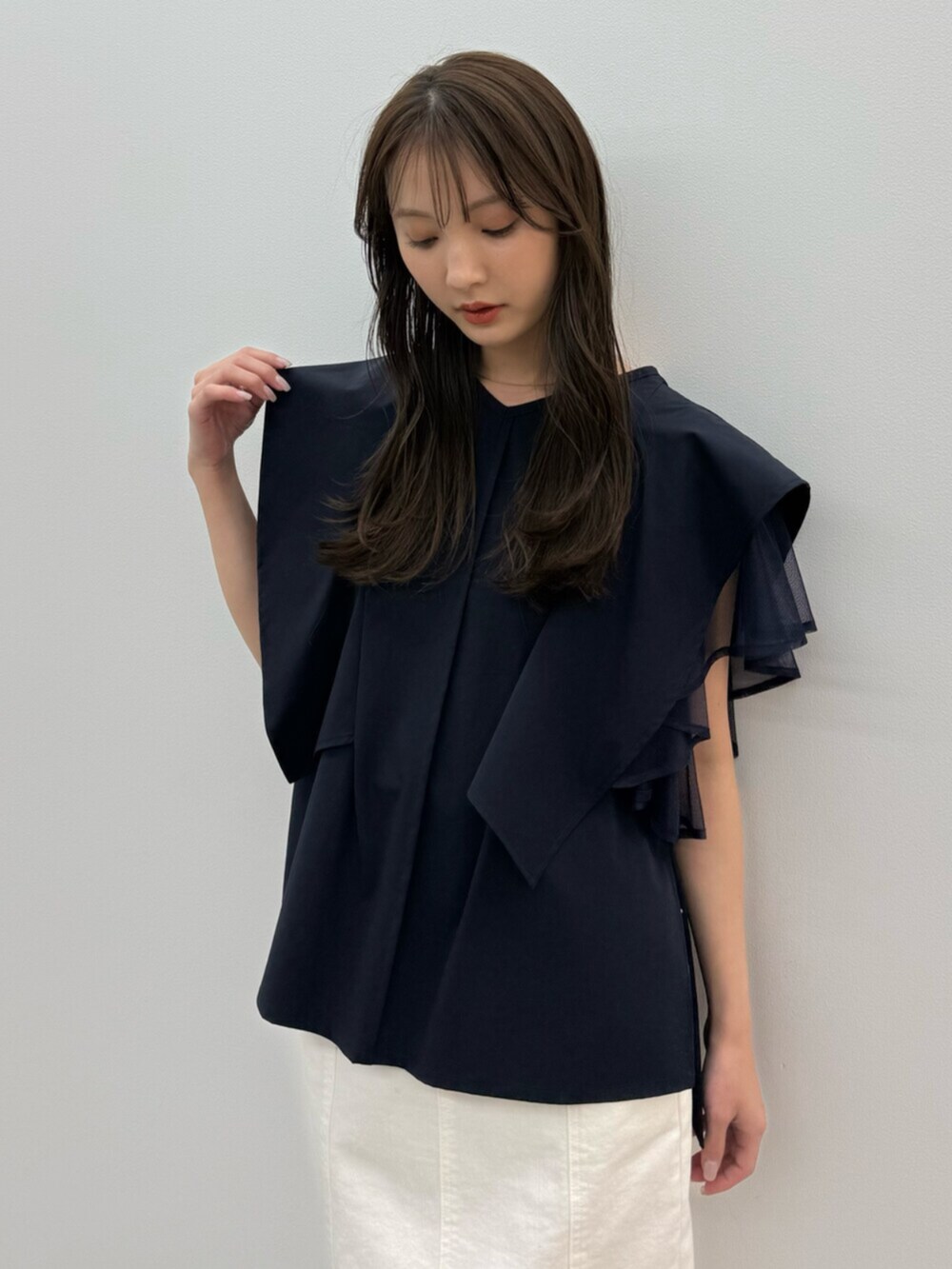 ブルー系のシャツ/ブラウス、ホワイト系のスカート、ブラック系のサンダルを着用したレディースの春コーディネートの4枚目の写真