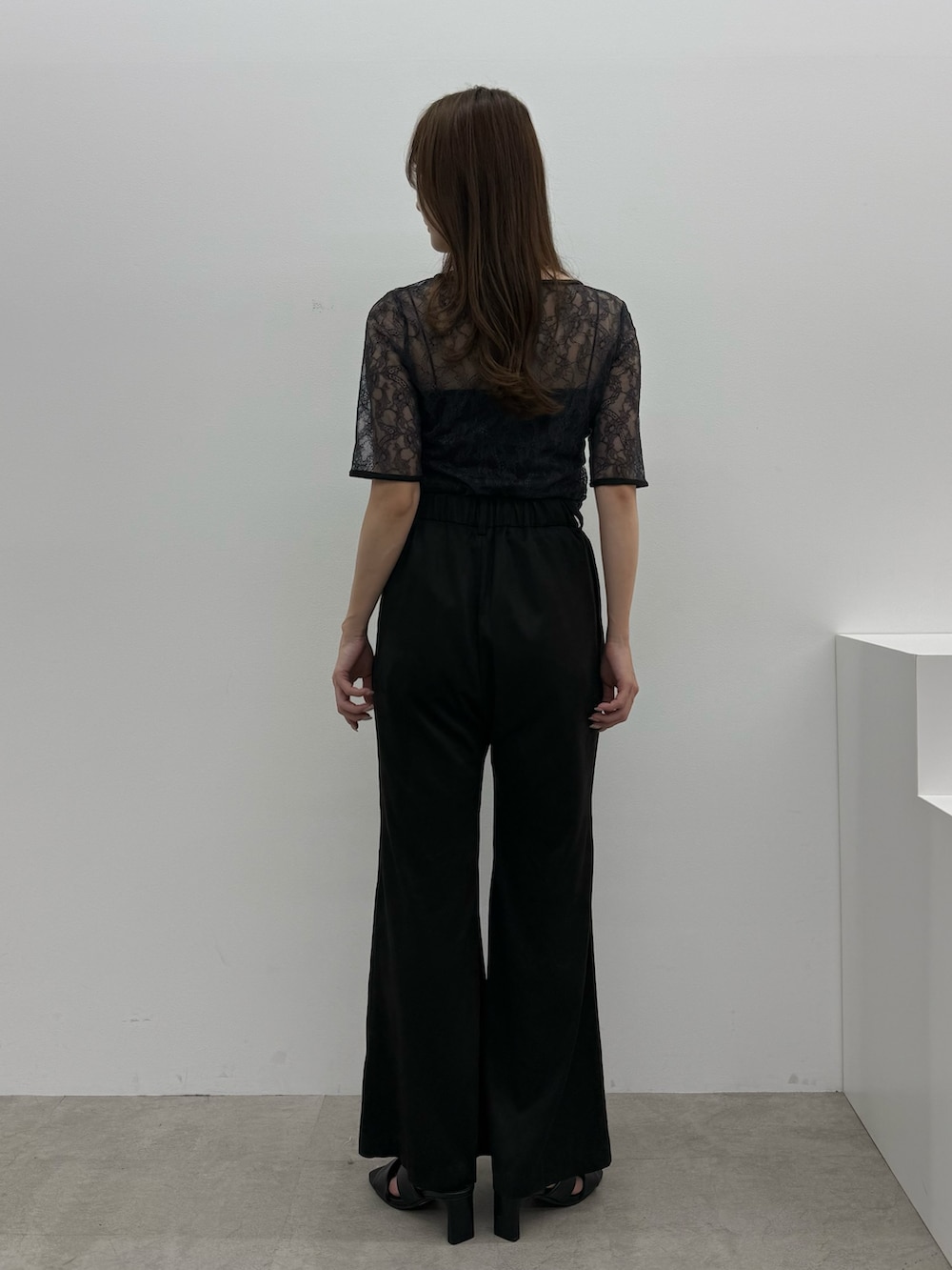 ブラック系のサンダル、ブラック系のTシャツ/カットソー、ブラック系のその他パンツを着用したレディースの春コーディネートの3枚目の写真