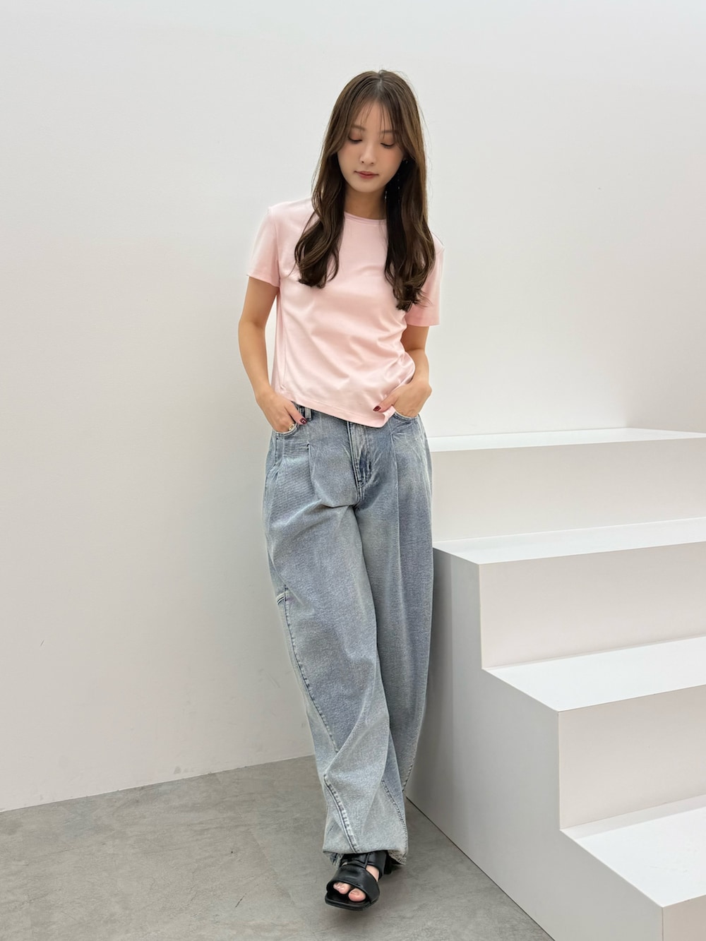 ピンク系のTシャツ/カットソー、ブルー系のデニムパンツを着用したレディースの夏コーディネートの2枚目の写真